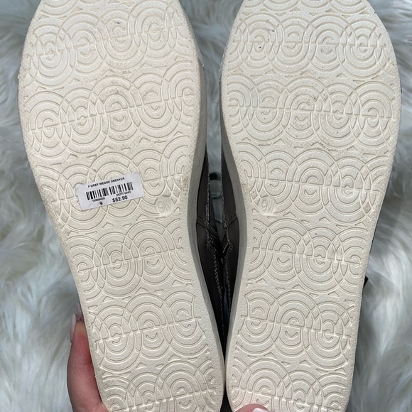 Stylish Gray High-Top Sneakers - Picture 6 of 7